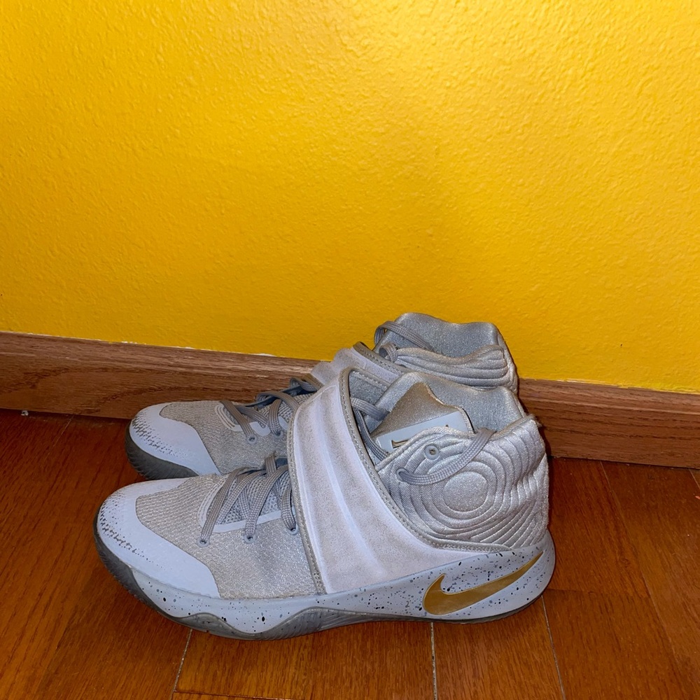 Kyrie 2 men’s basketball shoes